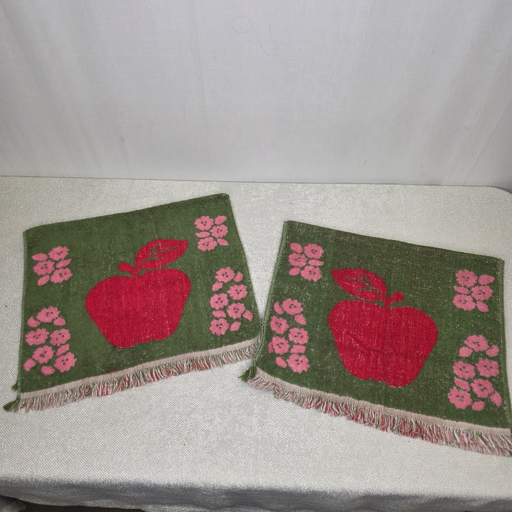 Vtg Cannon Royal Family Apple Hand Towels Set of 2 Fringe 70s Pink Green MCM